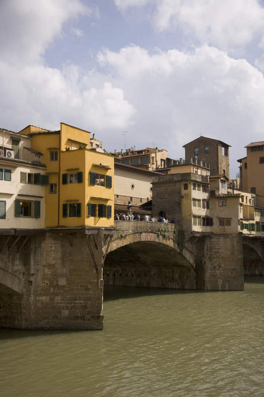 无人,家,竖图,室外,白天,正面,旅游,度假,河流,水,标志建筑,地标,建筑,意大利,佛罗伦萨,欧洲,房屋,屋子,河水,水流,云,云朵,拱门,云彩,娱乐,建设,楼房,拱桥,住宅,蓝色,白云,蓝天,天空,天,享受,休闲,旅游胜地,放松,晴朗,托斯卡纳,南欧,意大利共和国,首府,百花之城,翡冷翠,托斯卡纳大区,旧桥,老桥,维琪奥桥,晴空,彩图,房子