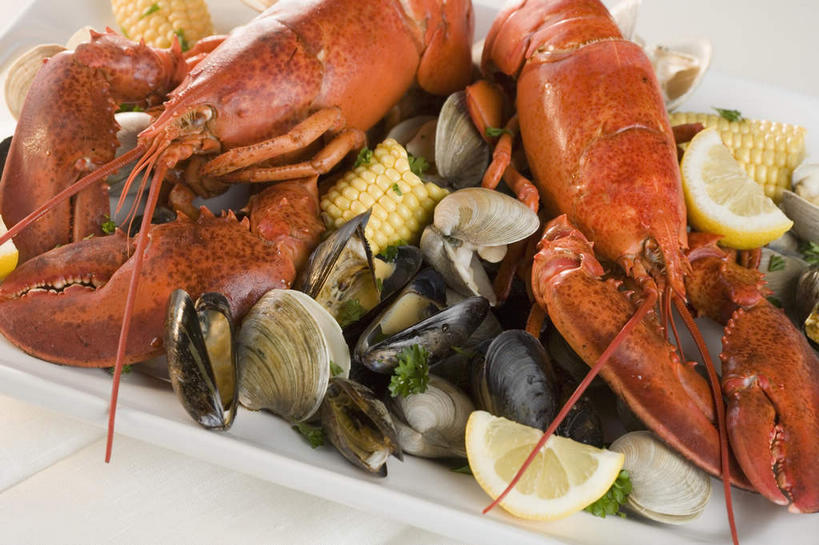 海鲜,龙虾,无人,横图,俯视,室内,特写,白天,玉米,餐桌,桌子,柠檬,蔬菜,贝壳,餐具,水果,许多,新鲜,棒子,碟子,盘,纸盒,玉蜀黍,生食,虾,食品,果实,蔬果,水产,海洋生物,盒子,食物,红色,包装盒,盘子,碟,两只,有机食品,绿色食品,餐台,苞米,水生动物,海产品,贻贝,苞芦,水生物,海底动物,苞谷,包谷,大蜀黍,番麦,薏米包,玉高粱,玉麦,珍珠米,海虹,淡菜,壳菜,青口,益母果,柠果,半身,彩图,高角度拍摄,波士顿龙虾