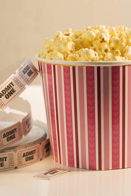 点心,无人,竖图,室内,特写,白天,白色背景,正面,一堆,许多,堆叠,堆积,环绕,缠绕,英文,标志,文字,字符,字母,食品,很多,标识,食物,零食,爆米花,摄影,影棚,堆,英文字母,纠缠,垃圾食品,膨化食品,零嘴,彩图,影棚拍摄,拍摄,门票