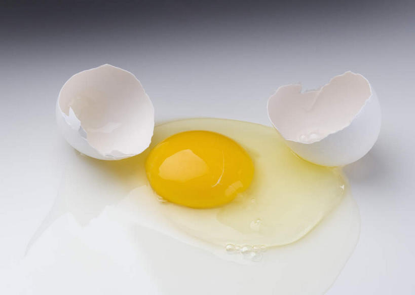 无人,横图,俯视,室内,特写,白天,白色背景,餐桌,桌子,蛋,蛋壳,鸡蛋,破坏,黄色,白色,摄影,影棚,餐台,损坏,毁坏,卵,彩图,高角度拍摄,影棚拍摄,拍摄