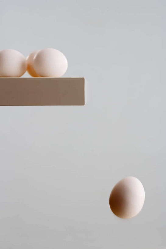 无人,竖图,室内,特写,白天,白色背景,正面,餐桌,桌子,蛋,鸡蛋,摄影,影棚,餐台,下降,降落,卵,降低,下跌,下落,彩图,影棚拍摄,拍摄