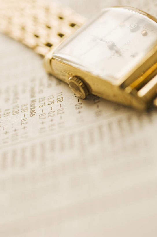 无人,竖图,俯视,室内,特写,白天,静物,报纸,金属制品,一块,朦胧,模糊,时间,信息,金属,时钟,手表,计时,钟表,金色,表,新闻,腕表,钟,彩图,高角度拍摄,报刊