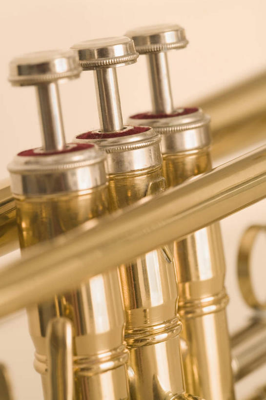 无人,竖图,室内,特写,白天,白色背景,正面,静物,金属制品,阴影,反射,金属,影子,乐器,铜管乐器,小号,一个,金色,摄影,影棚,单个,铜管,彩图,影棚拍摄,拍摄