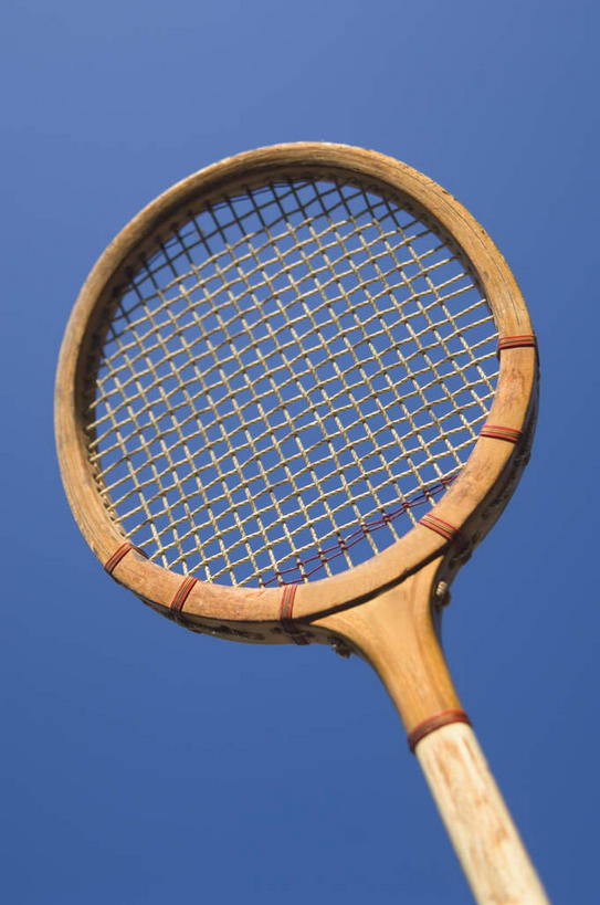 无人,竖图,室外,特写,白天,仰视,阴影,光线,影子,球拍,羽毛球拍,羽毛球装备,运动器械,一个,蓝色,蓝天,天空,阳光,天,健身器械,晴朗,单个,健身器材,万里无云,羽毛球球拍,晴空,晴空万里,彩图,低角度拍摄,运动器材