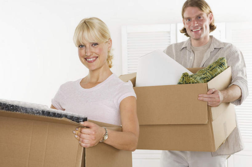 西方人,两个人,站,捧,笑,微笑,露齿笑,横图,室内,白天,正面,爱情,欧洲,欧洲人,服装,时间,包装,时钟,手表,纸箱,浪漫,计时,注视,两个,衣服,白色,灯罩,容器,箱子,钟表,观察,看,站着,温暖,温馨,表,恩爱,恋人,服饰,观看,搬家,腕表,和睦,察看,迁移,衣着,穿着,关注,纸板箱,包装箱,迁居,乔迁,搬迁,衣饰,男人,男性,年轻女性,女人,女性,中年男性,白种人,情侣,钟,端,端着,捧着,手捧,站立,半身,彩图,伴侣,融洽