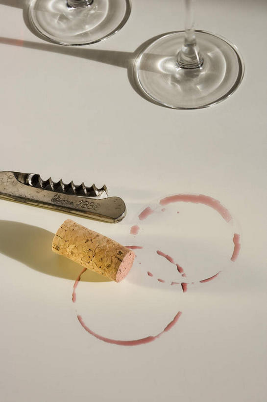 红酒,葡萄酒,无人,竖图,俯视,室内,白天,白色背景,杯子,高脚杯,开瓶器,红酒杯,酒类,开瓶,玻璃制品,酒,饮料,两个,一个,酒杯,瓶塞,红葡萄酒,摄影,影棚,开启,葡萄酒杯,保存,密封,启瓶器,瓶启,啤酒开,啤酒开瓶器,啤酒瓶启,玻璃杯,彩图,高角度拍摄,影棚拍摄,拍摄,酒具