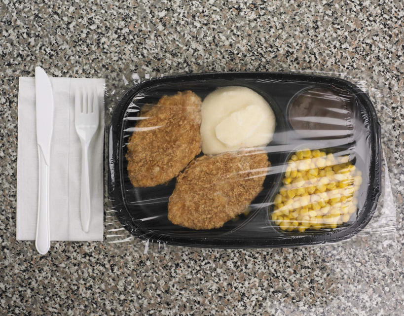 无人,横图,俯视,室内,特写,白天,玉米,餐桌,桌子,蔬菜,土豆,餐具,新鲜,棒子,包装,叉子,碟子,工具,盘,塑料,玉蜀黍,黄油,食品,刀具,食物,盘子,餐巾,塑料制品,碟,刀,有机食品,绿色食品,餐台,苞米,包装材料,保鲜膜,乳制品,餐刀,白脱油,苞芦,餐叉,苞谷,馍馍蛋,包谷,大蜀黍,番麦,薏米包,玉高粱,玉麦,珍珠米,乳脂,保洁方巾,口布,进餐用具,洋芋,山药蛋,马铃薯,彩图,高角度拍摄