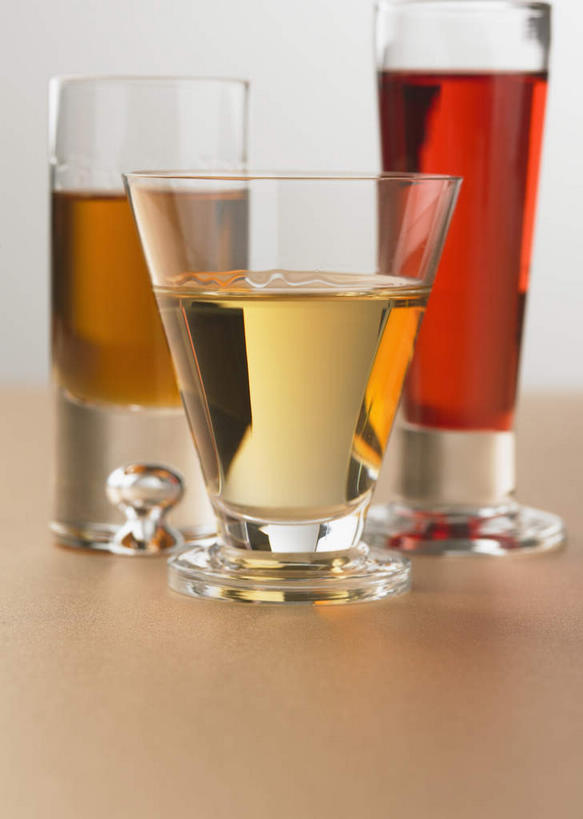 无人,竖图,室内,特写,白天,正面,餐桌,桌子,杯子,高脚杯,酒类,文化,玻璃制品,酒,饮料,三个,黄色,红色,酒杯,鸡尾酒,橙色,调酒,餐台,创造,想象,鸡尾酒杯,玻璃杯,彩图