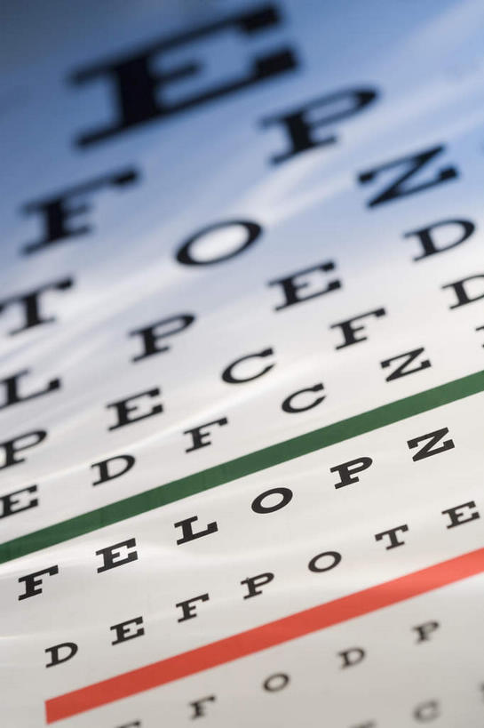 无人,竖图,俯视,室内,特写,白天,静物,一排,阴影,朦胧,模糊,整齐,并列,并排,反射,英文,标志,图表,文字,影子,字符,字母,标识,排列,一个,单个,英文字母,医疗设备,队列,医疗器械,视力表,平行,医疗工具,检测工具,彩图,高角度拍摄