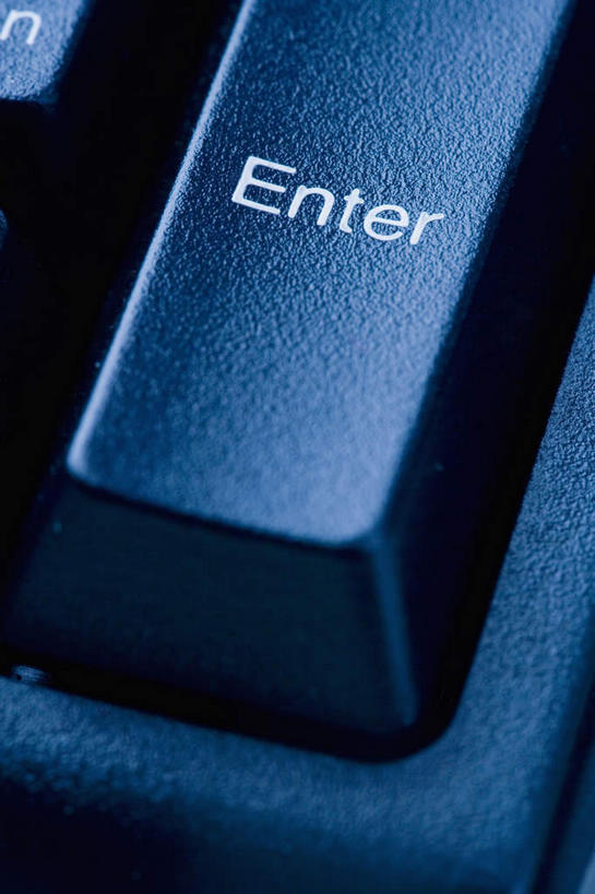 无人,竖图,俯视,室内,特写,白天,键盘,静物,阴影,反射,英文,标志,文字,影子,字符,字母,输入设备,通讯设备,标识,一个,黑色,摄影,影棚,单个,英文字母,通信设备,确认,回车,回车键,换行,执行,彩图,高角度拍摄,影棚拍摄,拍摄