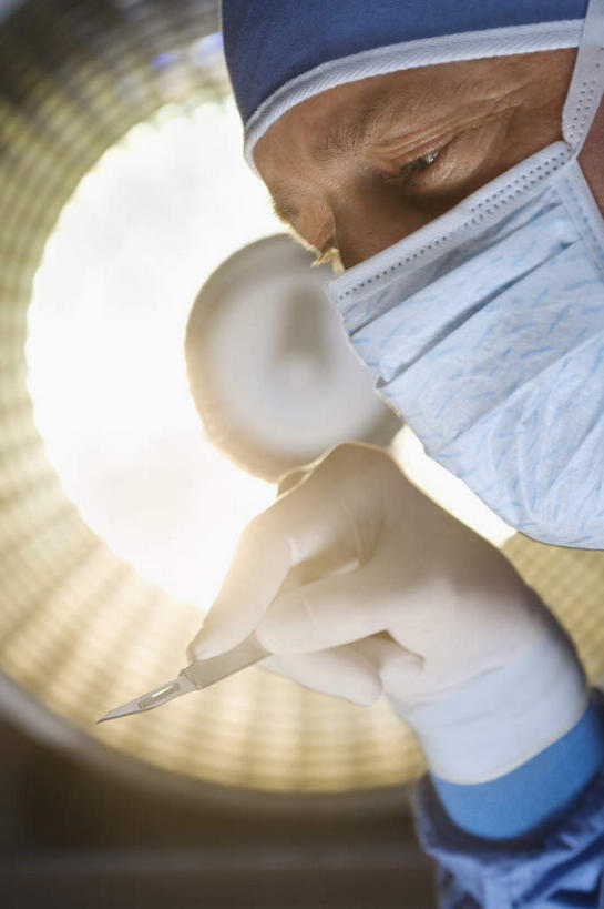 西方人,脸,头,脸颊,手,一个人,竖图,室内,特写,白天,仰视,工作服,制服,帽子,照明,欧洲,欧洲人,仅一个男性,仅一个人,仅一个中年男性,一把,握,阴影,服装,锐利,分离,光线,影子,灯光,刀具,过滤,拿,分开,拿着,注视,肩膀,灯,衣服,蓝色,口罩,手套,灯具,刀,低头,观察,看,手部,隔断,橡胶,握着,遮掩,服饰,观看,单手,隔离,照亮,察看,手术,锋利,卫生,手术刀,尖锐,掩盖,遮挡,衣着,照明设备,穿着,关注,净化,间隔,医疗器械,防护服,橡胶手套,预防,尖利,隔离服,橡胶制品,无菌服,遮盖,无影灯,防尘,医生帽,医用手套,掩饰,断绝,隔开,屏蔽,屏绝,远离,中断,阻遏,阻隔,垂头,犀利,厉害,工作制服,衣饰,医疗用具,男人,男性,中年男性,白种人,头部,脸部,脸蛋,面部,半身,彩图,低角度拍摄,工作套服,防静电工装,隔工作服,洁净工装,洁净工作服,净化服,无尘工作服,无尘衣