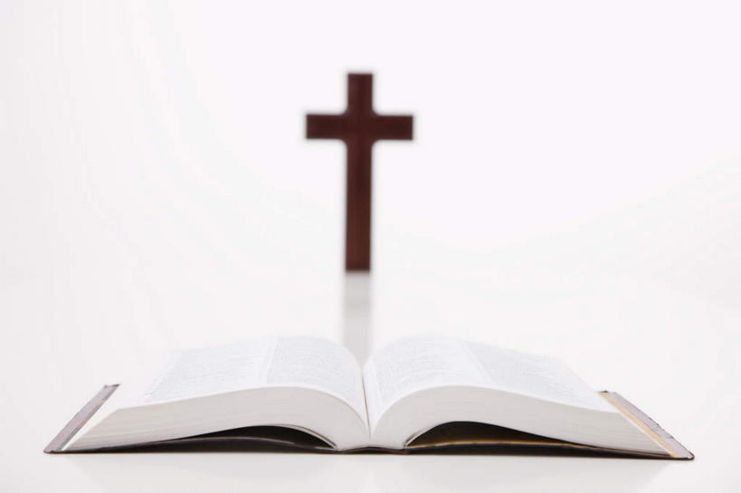 无人,横图,室内,特写,白天,白色背景,正面,静物,书籍,一本,节日,十字架,圣经,文化,书本,打开,翻开,祈祷,健康,许愿,摄影,宗教,信仰,影棚,纪念,祈求,经书,掀开,平安,书,图书,彩图,影棚拍摄,拍摄,耶经
