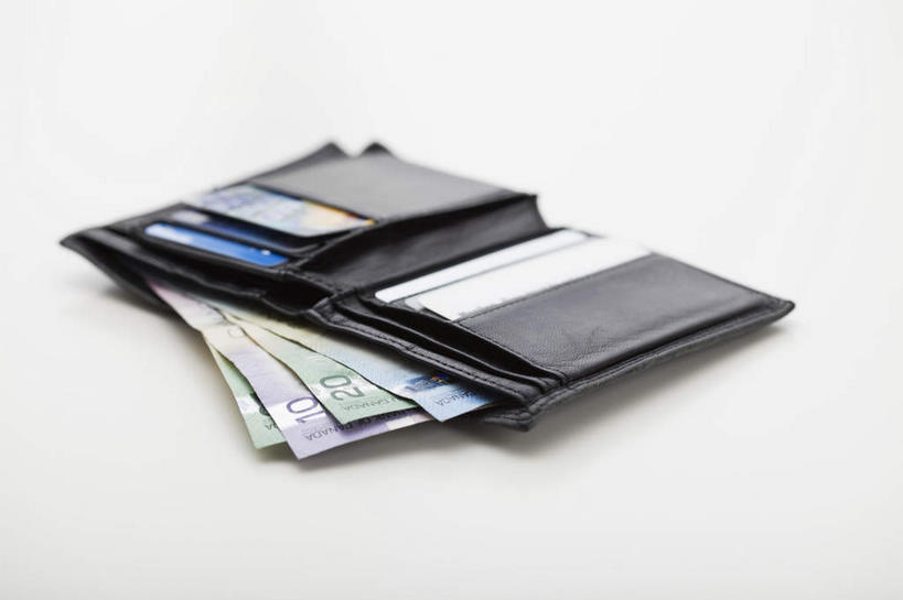 无人,横图,俯视,室内,特写,白天,白色背景,钱,信用卡,静物,许多,阴影,反射,钱币,影子,很多,一个,卡,钞票,储蓄卡,金融,纸币,摄影,皮夹子,钱包,影棚,经济,单个,零钱包,皮夹,加拿大元,流通,纸钞,贸易,加拿大货币,货币,现金,银行卡,彩图,高角度拍摄,影棚拍摄,拍摄