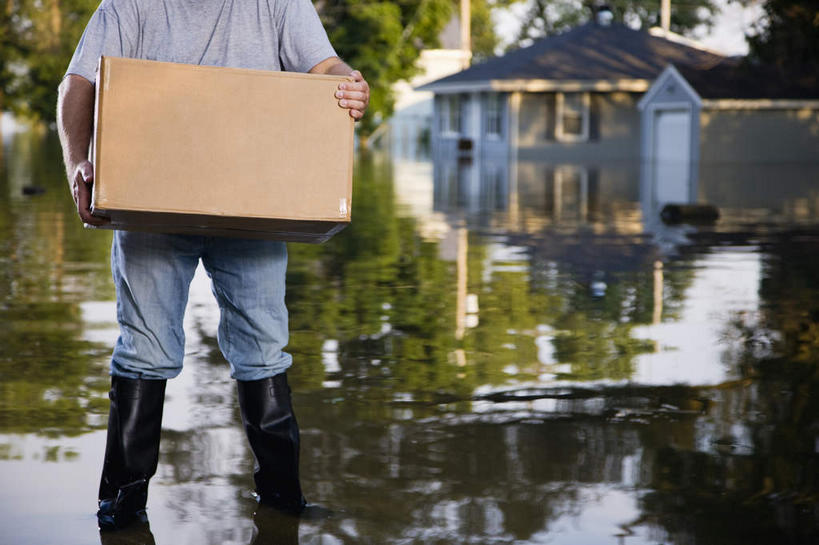 西方人,一个人,家,站,捧,横图,室外,白天,正面,植物,别墅,鞋子,欧洲,欧洲人,仅一个男性,仅一个人,仅一个中年男性,服装,裤子,包装,雨鞋,雨靴,纸箱,房屋,屋子,公寓,牛仔裤,休闲装,靴子,洋房,楼房,住宅,树,树木,衣服,绿色,倒影,自然,容器,箱子,站着,休闲,休闲服,服饰,生长,成长,倒映,纸板箱,胶鞋,包装箱,反照,男人,男性,中年男性,白种人,端,端着,捧着,手捧,站立,半身,彩图,房子,水患,水灾