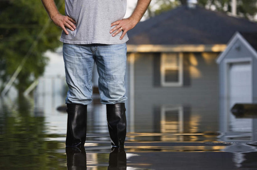 西方人,一个人,家,站,横图,室外,白天,正面,植物,别墅,鞋子,欧洲,欧洲人,仅一个男性,仅一个人,仅一个中年男性,服装,裤子,雨鞋,雨靴,房屋,屋子,公寓,牛仔裤,休闲装,靴子,手叉腰,洋房,楼房,住宅,树,树木,衣服,绿色,倒影,自然,叉腰,站着,休闲,休闲服,服饰,生长,成长,倒映,双手叉腰,胶鞋,反照,男人,男性,中年男性,白种人,站立,半身,彩图,房子,水患,水灾