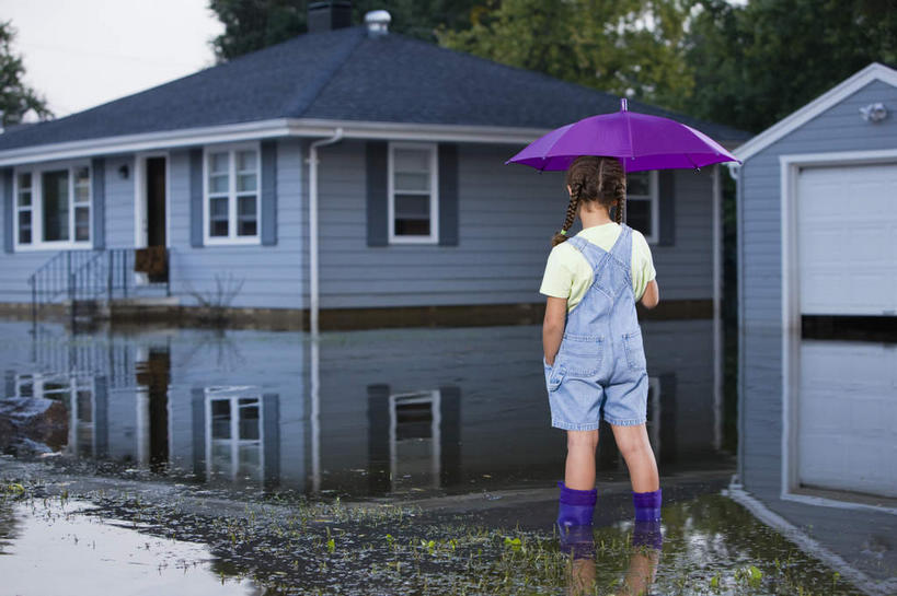 西方人,儿童,一个人,家,站,横图,室外,白天,纯洁,植物,别墅,鞋子,欧洲,欧洲人,仅一个女性,仅一个人,一把,握,服装,裤子,伞,雨伞,雨鞋,雨靴,遮阳伞,房屋,屋子,公寓,拿,拿着,休闲装,阳伞,靴子,洋房,楼房,住宅,树,树木,小孩,背面,衣服,绿色,自然,站着,仅一个小孩,休闲,休闲服,背带裤,可爱,童年,童趣,握着,服饰,生长,成长,太阳伞,胶鞋,手插袋,单手插袋,童真,烂漫,无邪,单手抄兜,单手放兜,饭单裤,工装裤,天真,女孩,女人,女性,白种人,孩子,插兜,手插兜,手放口袋,站立,彩图,全身,房子,水患,水灾,女生,手抄兜
