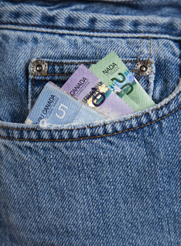 无人,竖图,室内,特写,白天,正面,钱,静物,裤子,英文,标志,钱币,数字,文字,字符,字母,三张,牛仔裤,标识,蓝色,钞票,金融,纸币,摄影,阿拉伯数字,影棚,经济,英文字母,加拿大元,流通,纸钞,贸易,加拿大货币,货币,现金,彩图,影棚拍摄,拍摄