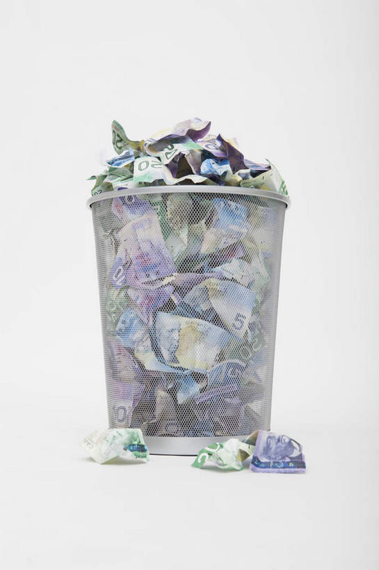 无人,竖图,室内,特写,白天,白色背景,正面,钱,静物,一堆,许多,堆叠,堆积,环保,钱币,垃圾桶,很多,凌乱,一个,容器,钞票,金融,纸币,摄影,影棚,能源,经济,单个,储藏,堆,垃圾箱,回收,资源,混乱,储存,加拿大元,流通,纸钞,贸易,利用,低碳,循环,持续,纷乱,缭乱,庞杂,加拿大货币,货币,现金,彩图,影棚拍摄,拍摄,贮存