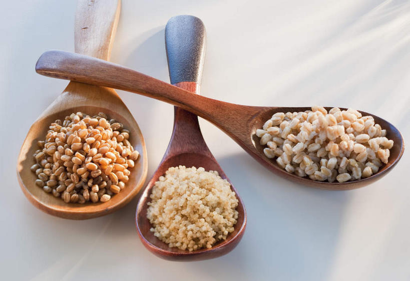 无人,横图,俯视,室内,特写,白天,白色背景,农作物,小麦,餐桌,桌子,一堆,许多,阴影,堆叠,堆积,反射,木制,影子,勺子,谷物,很多,三个,木制品,调羹,汤匙,摄影,麦子,影棚,餐台,堆,奎藜,奎藜籽,奎奴亚藜,藜麦,南美藜,彩图,高角度拍摄,影棚拍摄,拍摄