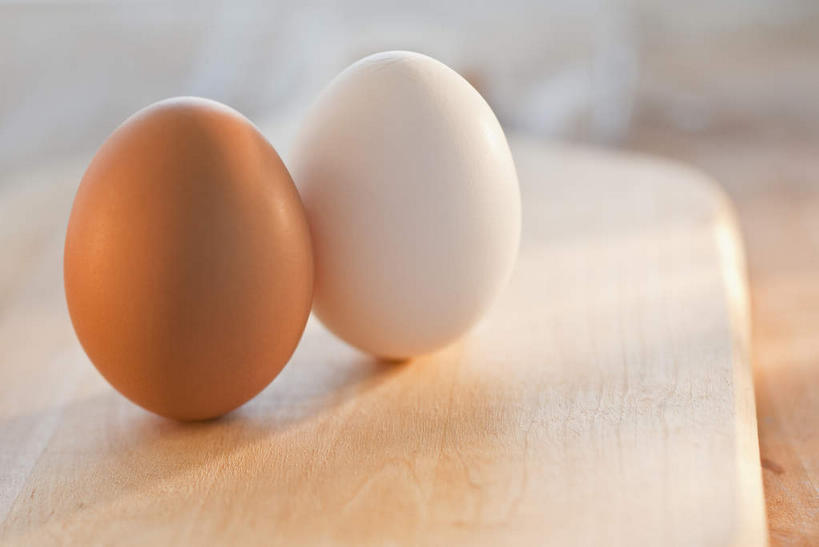 无人,横图,俯视,室内,特写,白天,餐桌,桌子,阴影,朦胧,模糊,反射,木制,影子,蛋,鸡蛋,案板,两颗,一颗,砧板,黄色,白色,木制品,餐台,草鸡蛋,卵,彩图,高角度拍摄