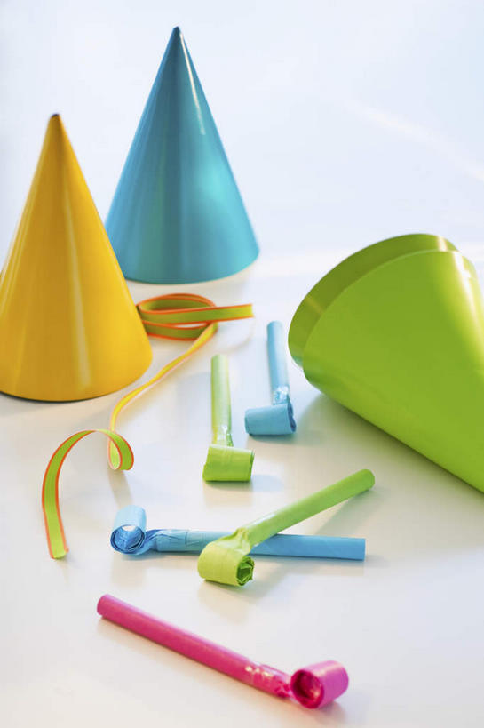 无人,竖图,俯视,彩色,室内,特写,白天,白色背景,游戏,静物,帽子,玩具,许多,纸质,很多,玩,娱乐,生日帽,休闲,益智,摄影,影棚,活动,小丑帽,发泄,消遣,智力,玩具吹卷,三角帽,狂欢帽,派对帽,聚会帽,纸帽,宣泄,玩耍,嬉戏,彩图,高角度拍摄,影棚拍摄,拍摄