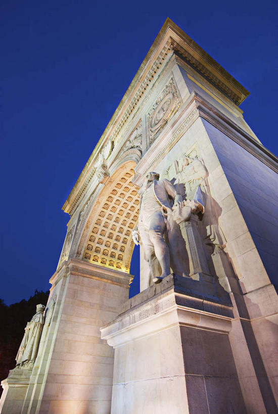 无人,公园,竖图,室外,白天,仰视,旅游,度假,门,标志建筑,城市,地标,建筑,雕塑,纽约,美国,阴影,艺术,装饰,光线,雕刻,雕像,影子,乡村,拱门,灯光,曼哈顿,娱乐,建设,石雕,蓝色,蓝天,天空,黄昏,工艺品,门框,村庄,天,享受,休闲,旅游胜地,放松,晴朗,纪念,美术,北美,北美洲,主题,美洲,陈列,纽约州,万里无云,帝国之州,帝国州,功能,美学,北亚美利加洲,亚美利加洲,格林威治村,格林尼治村,西村,薄暮,华盛顿广场公园,晴空,晴空万里,彩图,低角度拍摄,傍晚,曼哈顿岛