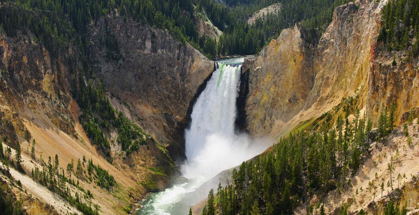 无人,公园,横图,俯视,室外,白天,旅游,度假,石头,美景,瀑布,森林,山,山脉,树林,水,植物,美国,阴影,飞溅,溅,光线,石子,液体,影子,景观,山峰,水滴,山峦,娱乐,水珠,树,树木,绿色,阳光,自然,群山,享受,休闲,景色,放松,生长,成长,北美,北美洲,国家公园,喷洒,自然风光,美洲,黄石国家公园,怀俄明州,怀俄明,黄石公园,北亚美利加洲,亚美利加洲,平等之州,跌水,石块,岩石,彩图,高角度拍摄