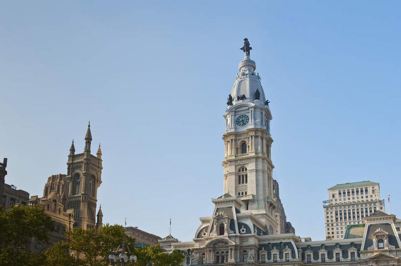 无人,家,横图,室外,白天,仰视,旅游,度假,植物,标志建筑,城市,地标,建筑,美国,阴影,光线,影子,房屋,屋子,娱乐,建设,楼房,住宅,树,树木,蓝色,绿色,蓝天,天空,阳光,自然,天,享受,休闲,旅游胜地,放松,生长,晴朗,成长,北美,北美洲,市政厅,美洲,万里无云,费城,博爱之城,宾夕法尼亚,宾夕法尼亚州,宾州,拱顶石州,拱心石之州,宾氏林地,北亚美利加洲,亚美利加洲,晴空,晴空万里,彩图,低角度拍摄,房子