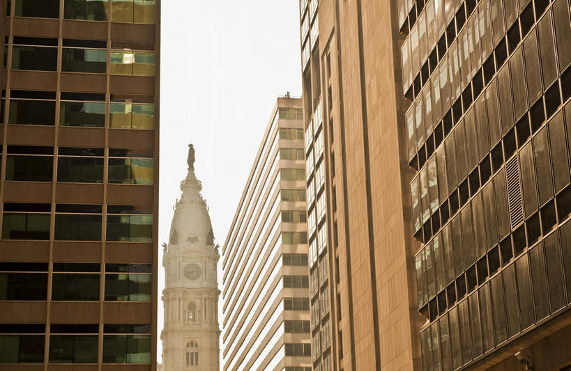 无人,高楼大厦,横图,室外,白天,仰视,旅游,度假,办公楼,窗户,标志建筑,城市,大厦,地标,建筑,摩天大楼,写字楼,美国,阴影,光线,影子,墙,娱乐,建设,玻璃窗,墙壁,墙面,阳光,楼宇,享受,休闲,旅游胜地,商务楼,放松,北美,北美洲,市政厅,美洲,费城,博爱之城,宾夕法尼亚,宾夕法尼亚州,宾州,拱顶石州,拱心石之州,宾氏林地,北亚美利加洲,亚美利加洲,彩图,低角度拍摄,大楼,高层建筑,高楼,摩天楼