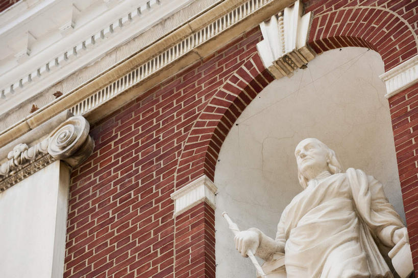 西方人,一个人,无人,科学家,站,横图,室外,白天,仰视,旅游,度假,标志建筑,城市,地标,建筑,雕塑,欧洲,美国,欧洲人,仅一个男性,仅一个人,仅一个中年男性,艺术,装饰,雕刻,雕像,娱乐,建设,工艺品,站着,享受,休闲,旅游胜地,放松,纪念,美术,北美,北美洲,科研人员,主题,美洲,研究者,陈列,富兰克林,本杰明.富兰克林,科学研究者,费城,博爱之城,宾夕法尼亚,宾夕法尼亚州,宾州,拱顶石州,拱心石之州,宾氏林地,功能,美学,北亚美利加洲,亚美利加洲,哲学家,政治家,发明家,外交家,男人,男性,中年男性,白种人,科学工作者,站立,半身,彩图,低角度拍摄