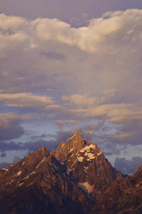 无人,公园,竖图,室外,白天,正面,旅游,度假,石头,美景,山,雪,雪山,大雪,美国,阴影,光线,石子,影子,冰,积雪,景观,山顶,山峰,雪景,云,云朵,冬季,冬天,山峦,云彩,娱乐,蓝色,白云,蓝天,天空,阳光,自然,天,享受,休闲,景色,放松,寒冷,晴朗,冰冷,北美,北美洲,国家公园,自然风光,美洲,怀俄明州,怀俄明,沉积岩,大提顿国家公园,北亚美利加洲,亚美利加洲,严寒,冰凉,酷寒,凛冽,凛凛,极冷,平等之州,大蒂顿国家公园,大堤顿国家公园,大提顿公园,颠峰,极峰,水成岩,石块,岩石,晴空,彩图