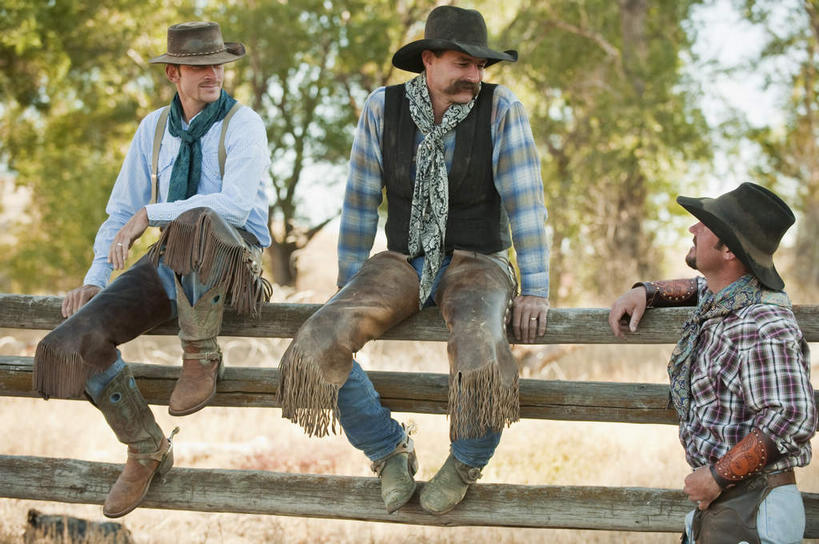 西方人,三个人,伙伴,朋友,农场,栏杆,站,坐,笑,微笑,露齿笑,横图,室外,白天,正面,友谊,畜牧业,牧场,森林,树林,植物,帽子,欧洲,欧洲人,阴影,服装,裤子,装饰,光线,丝巾,影子,栅栏,篱笆,围栏,皮革,注视,休闲装,护栏,树,树木,衣服,蓝色,绿色,蓝天,天空,阳光,自然,天,观察,看,站着,休闲,休闲服,牛仔帽,服饰,生长,晴朗,成长,观看,华丽,点缀,察看,关注,畜牧,万里无云,皮套裤,牧业,衬托,美观,雅致,雅观,友情,男人,男性,年轻男性,中年男性,白种人,晴空,晴空万里,站立,坐着,半身,彩图,皮护腿套裤