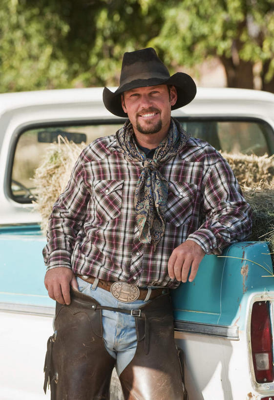 西方人,一个人,坐,笑,微笑,露齿笑,竖图,室外,白天,正面,植物,卡车,帽子,欧洲,欧洲人,仅一个男性,仅一个人,仅一个中年男性,阴影,服装,裤子,朦胧,模糊,装饰,光线,丝巾,影子,皮革,集装箱,注视,休闲装,树,树木,衣服,绿色,阳光,自然,观察,看,休闲,休闲服,牛仔帽,服饰,集装箱车,生长,成长,观看,货车,华丽,点缀,察看,关注,货运车,皮套裤,衬托,美观,雅致,雅观,男人,男性,中年男性,白种人,载重汽车,坐着,半身,彩图,皮护腿套裤