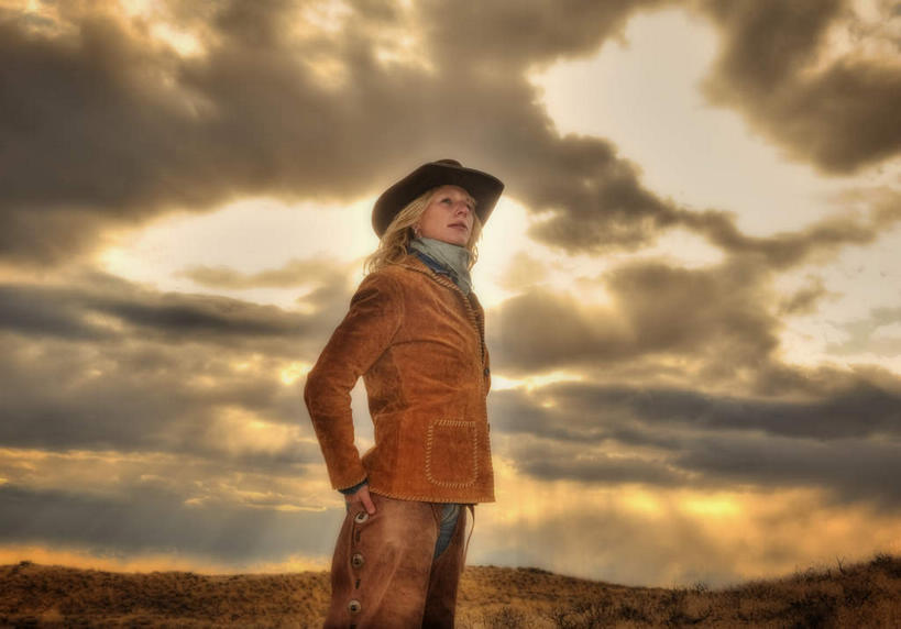 西方人,一个人,农田,站,横图,室外,白天,仰视,庄稼,农作物,草地,草原,草坪,日落,植物,帽子,欧洲,欧洲人,仅一个年轻女性,仅一个女性,仅一个人,阴影,服装,裤子,枯萎,光线,影子,荒野,旷野,晚霞,霞光,落日,热带,皮革,注视,休闲装,草,衣服,阳光,黄昏,观察,看,站着,休闲,休闲服,牛仔帽,彩霞,服饰,观看,死亡,察看,关注,原野,荒原,皮套裤,夕照,枯败,年轻女性,女人,女性,白种人,夕阳,站立,半身,彩图,低角度拍摄,耕地,庄稼田,皮护腿套裤,斜阳