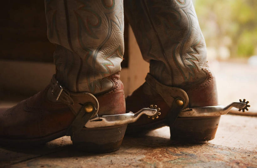 西方人,一个人,站,横图,室外,特写,白天,侧面,鞋子,欧洲,欧洲人,仅一个年轻女性,仅一个女性,仅一个人,裤子,朦胧,模糊,皮革,靴子,站着,牛仔靴,皮套裤,年轻女性,女人,女性,白种人,站立,半身,彩图,皮护腿套裤