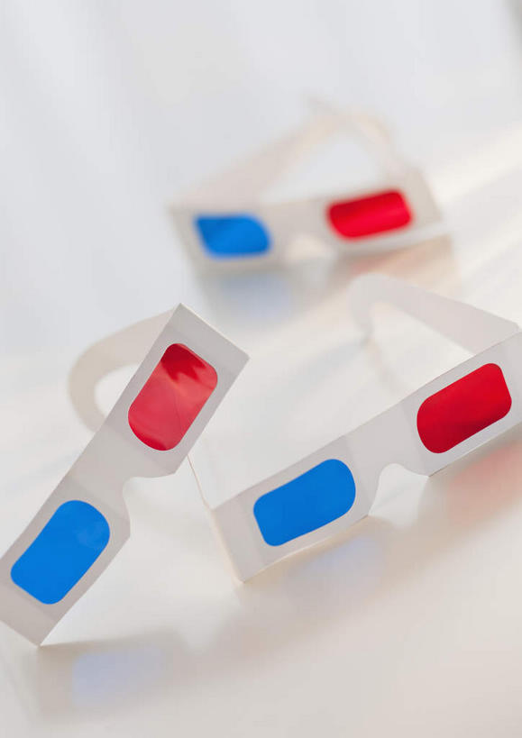 无人,竖图,俯视,室内,特写,白天,白色背景,桌面,桌子,静物,阴影,反射,木制,眼镜,影子,红色,蓝色,木制品,摄影,影棚,3D眼镜,立体眼镜,彩图,高角度拍摄,影棚拍摄,拍摄