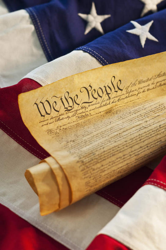 无人,竖图,俯视,室内,特写,白天,静物,旗帜,国旗,条纹,英文,标志,材料,档案,文件,文字,纸,字符,字母,星星,标识,星条旗,红色,白色,手稿,资料,星形,美国国旗,英文字母,公文,证明,文档,五角形,独立宣言,旗,五角星,彩图,高角度拍摄,美利坚合众国国旗,美国独立宣言,文献,文书