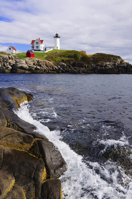 无人,家,竖图,室外,白天,正面,旅游,度假,草地,草坪,海浪,海洋,石头,美景,沙滩,植物,道路,英国,欧洲,阴影,光线,信息,沙子,石子,影子,房屋,屋子,海岸,景观,浪花,云,云朵,灯塔,交通,沙地,云彩,方向,娱乐,楼房,英格兰,住宅,草,蓝色,绿色,白云,蓝天,天空,阳光,自然,海水,天,享受,休闲,景色,放松,晴朗,引导,指引,西欧,自然风光,大不列颠,海景,沉积岩,大不列颠及北爱尔兰联合王国,大不列颠联合王国,日不落英帝国,航标,英吉利,汉普郡,朴茨茅斯,水成岩,大海,风浪,海,海水的波动,海滩,近岸浪,石块,岩石,涌浪,晴空,彩图,房子,导航