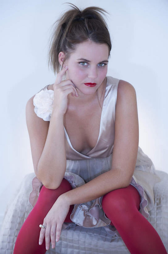 西方人,一个人,坐,竖图,室内,白天,正面,裙子,珠宝,欧洲,欧洲人,仅一个年轻女性,仅一个女性,仅一个人,撑,蓝色背景,连衣裙,服装,装饰,胸花,托腮,注视,衣服,饰品,观察,看,托,摄影,服饰,影棚,观看,胸针,华丽,修饰,点缀,察看,衣着,穿着,关注,托下巴,配饰,衬托,美观,雅致,雅观,衣饰,年轻女性,女人,女性,白种人,坐着,半身,彩图,影棚拍摄,拍摄