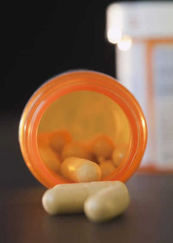 无人,竖图,室内,特写,白天,正面,安全,桌面,桌子,静物,许多,黑色背景,散落,药剂,药瓶,防护,胶囊,瓶子,塑料制品,药品,橙色,塑料瓶,治疗,摄影,影棚,保护,药物,医疗,保险,预防,平安,彩图,影棚拍摄,拍摄