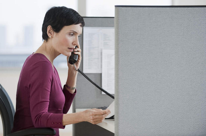 西方人,一个人,商务人士,商务女性,办公室,坐,笑,打电话,微笑,横图,室内,白天,侧面,电脑,显示器,鼠标,键盘,桌子,电话,椅子,欧洲,欧洲人,仅一个女性,仅一个人,握,套装,网络,材料,档案,文件,纸,办公桌,拿,拿着,注视,输入设备,通讯设备,紫色,黑色,话筒,会议椅,手稿,资料,观察,看,仅一个中年女性,电话线,台式电脑,握着,观看,办公椅,证明,察看,固定电话,关注,隔间,文档,通信设备,商务装,工薪阶层,输出设备,粘贴,商务椅,培训椅,交流,女人,女性,中年女性,白种人,白领,上班族,电话机,沟通,通话,坐着,半身,彩图,短发