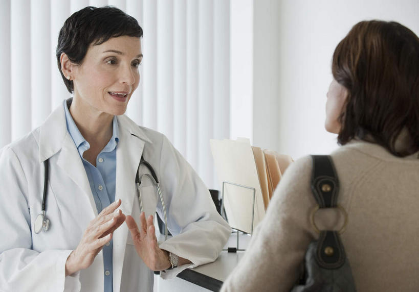 西方人,背部,两个人,医生,病人,站,说,横图,室内,白天,正面,讨论,桌子,椅子,欧洲,欧洲人,包,皮包,办公桌,注视,黑色,听诊器,观察,看,站着,医护人员,医疗人员,观看,单肩包,察看,医疗设备,解释,白大褂,关注,病患,医疗器械,记录板,医疗工具,记事板,检测工具,交流,女人,女性,中年女性,白种人,大夫,患者,就医者,沟通,讲话,交谈,商讨,说话,谈话,站立,半身,彩图,短发