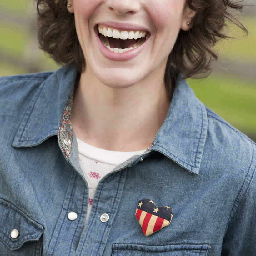 西方人,嘴,一个人,农场,栏杆,站,笑,微笑,露齿笑,方图,室外,特写,白天,正面,工作服,制服,畜牧业,牧场,草地,草坪,植物,欧洲,欧洲人,仅一个年轻女性,仅一个女性,仅一个人,朦胧,模糊,栅栏,篱笆,围栏,护栏,肩膀,草,蓝色,绿色,站着,勋章,畜牧,牧业,工作制服,年轻女性,女人,女性,白种人,口,口腔,嘴巴,嘴唇,站立,半身,彩图,工作套服