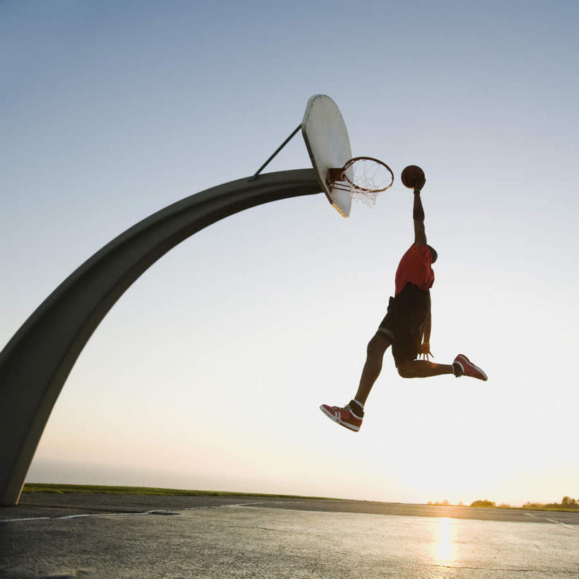 西方人,一个人,运动员,跳,方图,室外,白天,仰视,运动鞋,鞋子,欧洲,非洲,黑人,欧洲人,仅一个男性,仅一个人,仅一个中年男性,阴影,服装,光线,背心,篮球架,影子,篮球场,球场,地面,半空,投篮,篮球运动员,场地,衣服,红色,蓝色,蓝天,天空,阳光,天,灌篮,扣篮,服饰,晴朗,休闲鞋,衣着,穿着,万里无云,衣饰,男人,男性,中年男性,非洲人,晴空,晴空万里,体育运动员,运动选手,跳跃,彩图,低角度拍摄,全身,篮球场地