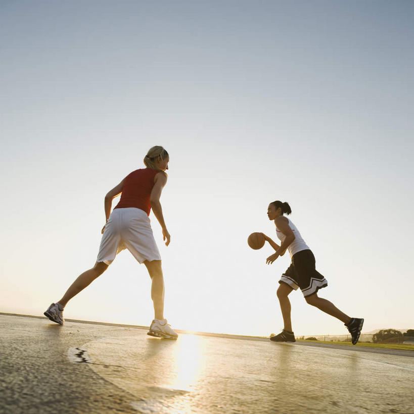 西方人,两个人,运动员,跑,方图,室外,白天,仰视,运动鞋,锻炼,运动,篮球,鞋子,欧洲,欧洲人,握,运球,阴影,服装,光线,背心,影子,篮球装备,地面,拿,篮球运动员,拿着,运动器械,衣服,红色,蓝色,蓝天,天空,阳光,天,健身器械,握着,服饰,晴朗,休闲鞋,衣着,穿着,健身器材,篮球运动,万里无云,衣饰,体育,男人,男性,中年男性,白种人,晴空,晴空万里,体育运动员,运动选手,跑步,彩图,低角度拍摄,全身,健身,运动器材