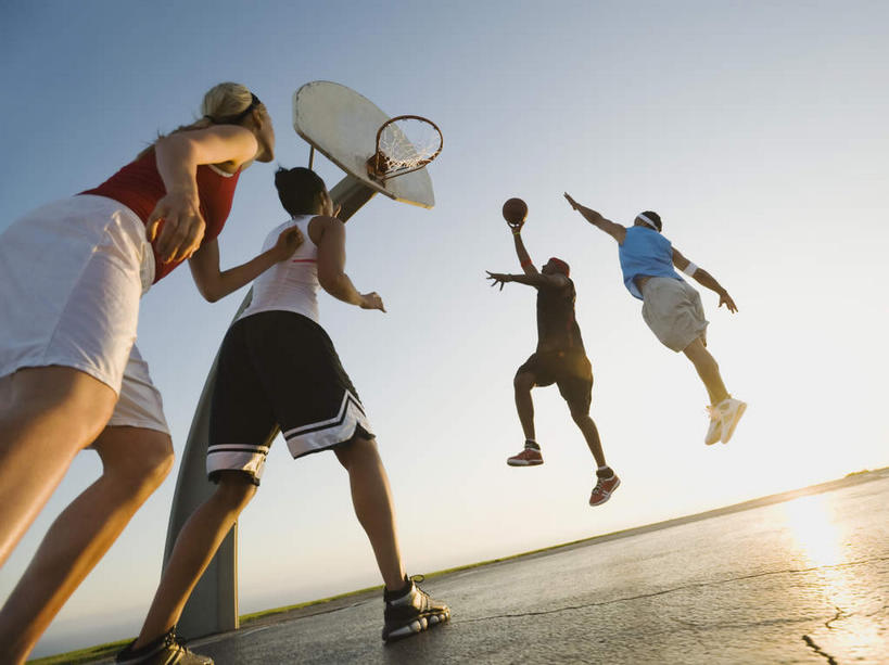 西方人,三个人,运动员,跳,横图,室外,白天,仰视,运动鞋,篮球,鞋子,欧洲,非洲,黑人,欧洲人,握,阴影,服装,光线,背心,影子,篮球装备,地面,半空,拿,投篮,篮球运动员,拿着,运动器械,衣服,红色,蓝色,蓝天,天空,阳光,天,健身器械,灌篮,扣篮,握着,服饰,晴朗,休闲鞋,衣着,穿着,阻止,健身器材,防守,篮球运动,万里无云,衣饰,男人,男性,年轻女性,女人,女性,中年男性,白种人,非洲人,晴空,晴空万里,体育运动员,运动选手,跳跃,半身,彩图,低角度拍摄,运动器材