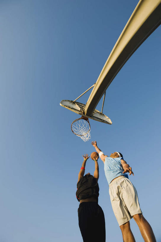 西方人,两个人,运动员,跳,竖图,室外,白天,仰视,运动鞋,篮球,鞋子,欧洲,非洲,黑人,欧洲人,阴影,服装,光线,背心,篮球架,影子,篮球场,球场,篮球装备,地面,半空,投篮,篮球运动员,运动器械,场地,衣服,红色,蓝色,灰色,蓝天,天空,阳光,天,健身器械,灌篮,扣篮,服饰,晴朗,休闲鞋,衣着,穿着,健身器材,篮球运动,万里无云,衣饰,男人,男性,中年男性,非洲人,晴空,晴空万里,体育运动员,运动选手,跳跃,半身,彩图,低角度拍摄,篮球场地,运动器材