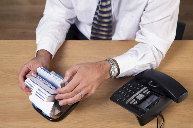 西方人,一个人,商务人士,商务男性,办公室,坐,打电话,横图,俯视,室内,特写,白天,衬衫,桌面,桌子,电话,椅子,欧洲,欧洲人,仅一个男性,仅一个人,仅一个中年男性,握,套装,时间,时钟,手表,办公桌,领带,拿,计时,拿着,通讯设备,话筒,会议椅,钟表,表,电话线,握着,整理,办公椅,腕表,固定电话,象征,庄重,商务装,身份,工薪阶层,正式,地位,商务椅,培训椅,旋转名片架,交流,男人,男性,中年男性,白种人,白领,上班族,电话机,钟,沟通,通话,坐着,半身,彩图,高角度拍摄,衬衣,旋转卡片目录