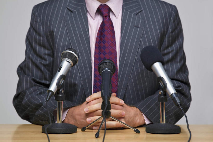 西方人,一个人,商务人士,商务男性,站,双手交叉,横图,室内,白天,正面,衬衫,欧洲,欧洲人,仅一个男性,仅一个人,一排,套装,整齐,领带,排列,仅一个年轻男性,三个,话筒,讲台,演讲,站着,报告,麦克风,象征,演说,庄重,队列,扩音器,演说台,商务装,身份,宣传,传声器,工薪阶层,演讲台,正式,地位,微音器,鼓动,讲演,男人,男性,年轻男性,白种人,白领,上班族,十字手,站立,半身,彩图,衬衣