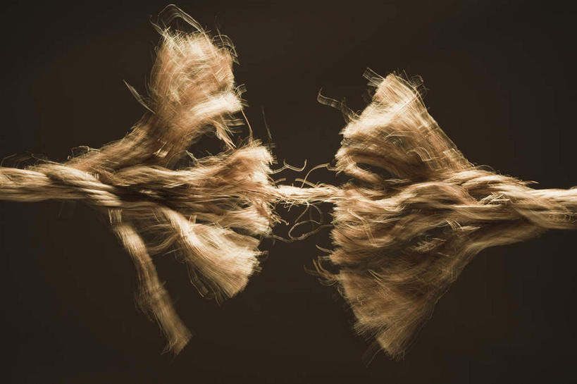 无人,横图,室内,特写,白天,正面,静物,连接,阴影,黑色背景,反射,影子,破坏,破损,绳子,摄影,影棚,绳索,损坏,缆绳,贯穿,连结,衔接,串连,彩图,影棚拍摄,拍摄